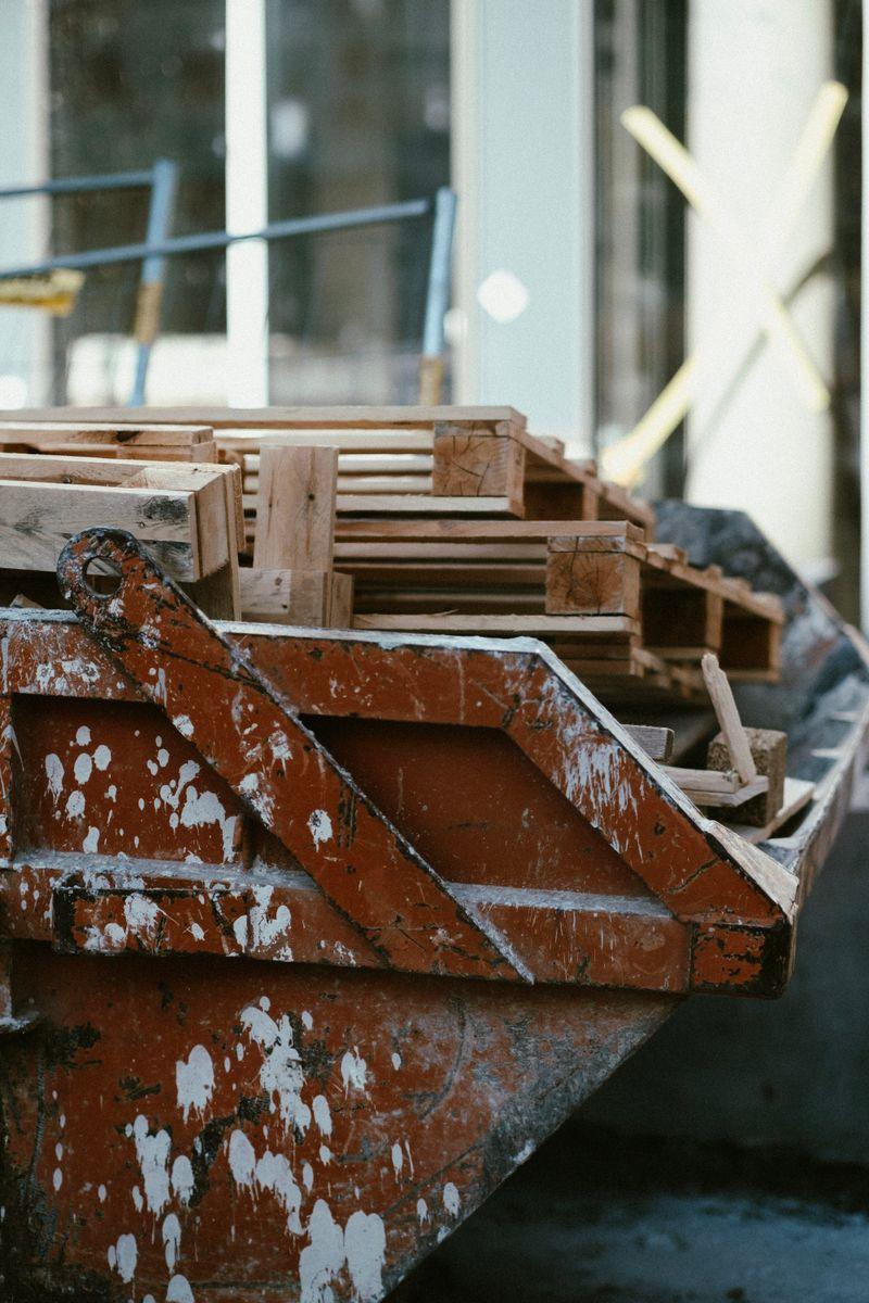 Benne tout-venant 10 m³ remplie de déchets de chantier